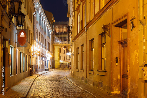 Night street in the Old Town of Riga, Latvia © Kavalenkava