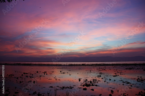 Birmanie, coucher de soleil sur le lac Inle
