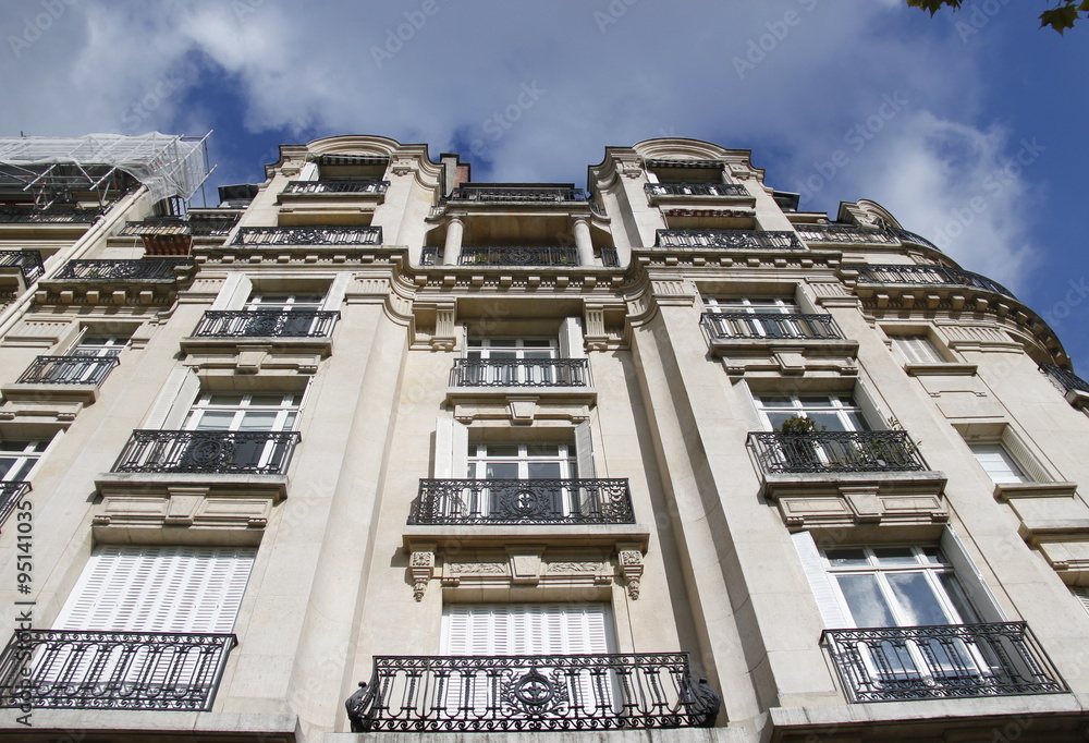 Fototapeta premium Façade d'immeuble ancien à Paris