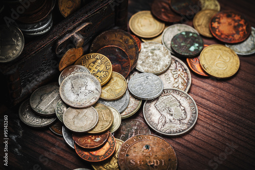 Fotografía old coins in chest