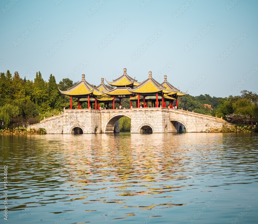 Fototapeta premium yangzhou five pavilion bridge