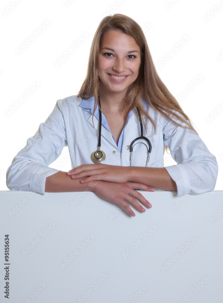 Ärztin mit langen blonden Haaren hinter Tafel Ärztin mit langen blonden Haaren hinter Tafel