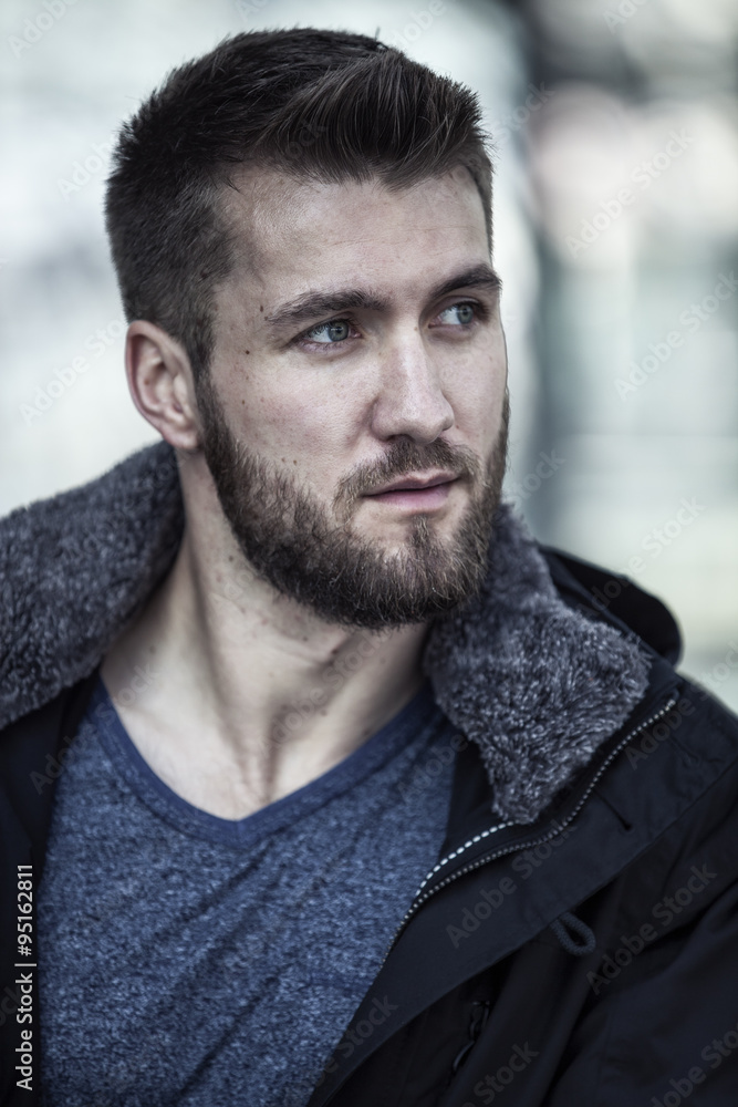 Fototapeta premium Portrait von attraktiven Mann mit Jacke
