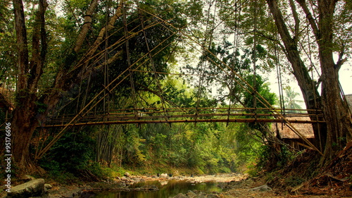 kunstvolle  lange Bambusbr  cke   berspannt Fluss in West-Java beim Stamm der Baduy