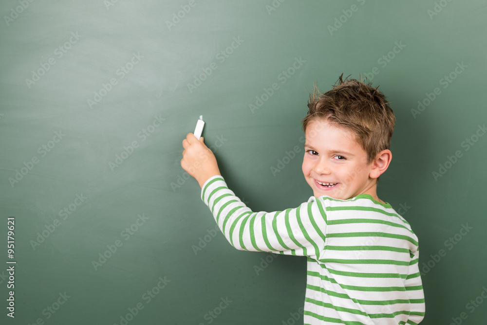 Kleiner Schuljunge an der Tafel Kleiner Schuljunge an der Tafel