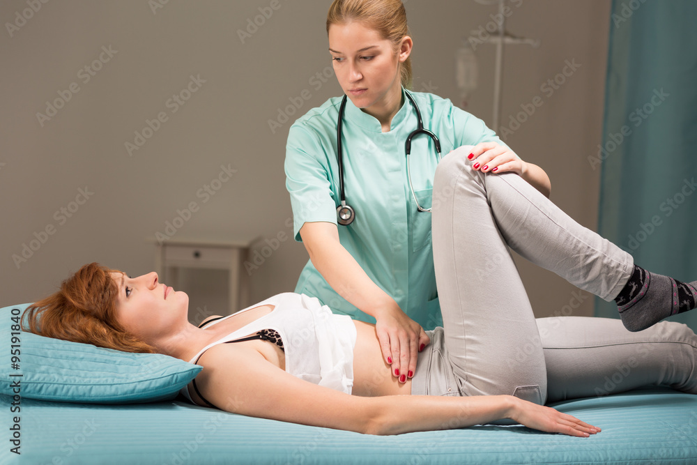 Obraz premium Surgeon diagnosing woman after accident