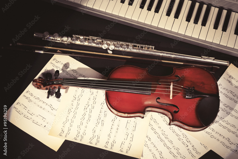 Naklejka premium Musical instruments with music notes on dark background