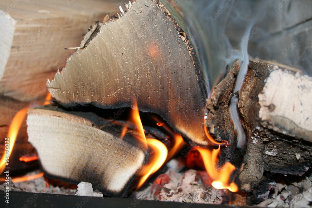 Obraz premium brennendes Holz im Kamin