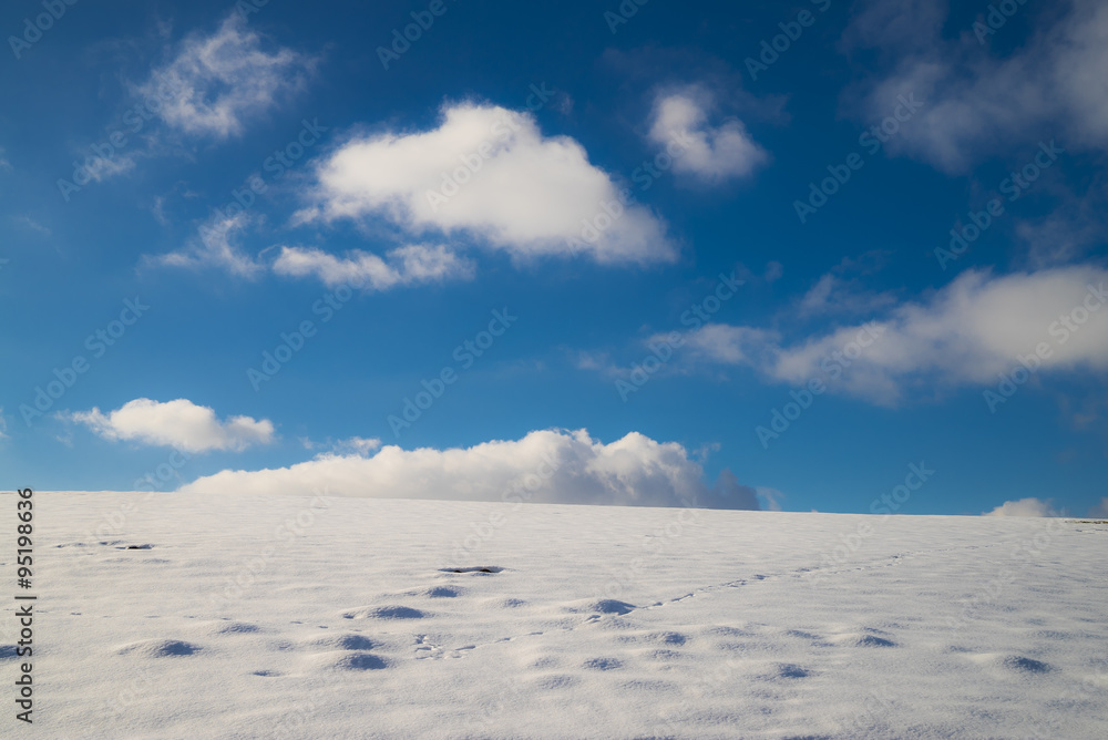 Weiß-blauer Himmel über weißer Schneedecke