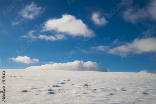 Weiß-blauer Himmel über weißer Schneedecke
