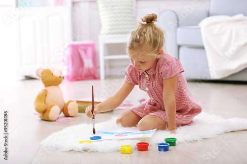 Little girl drawing in the ...