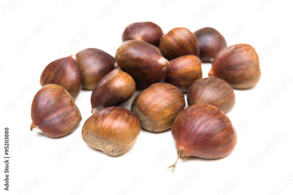 Obraz premium Mucchio di castagne su fondo bianco