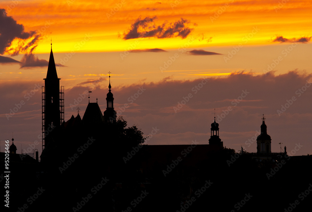 Wrocławskie wieże o zachodzie słońca
