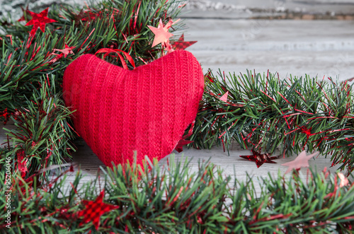 Adornos de navidad,espumillón y corazones rojos de tela photo