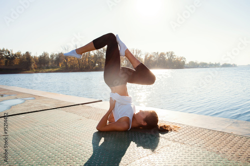 Valokuva fitness girls at lake
