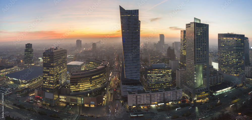 Naklejka premium Panorama Warszawy podczas jesiennego zachodu słońca