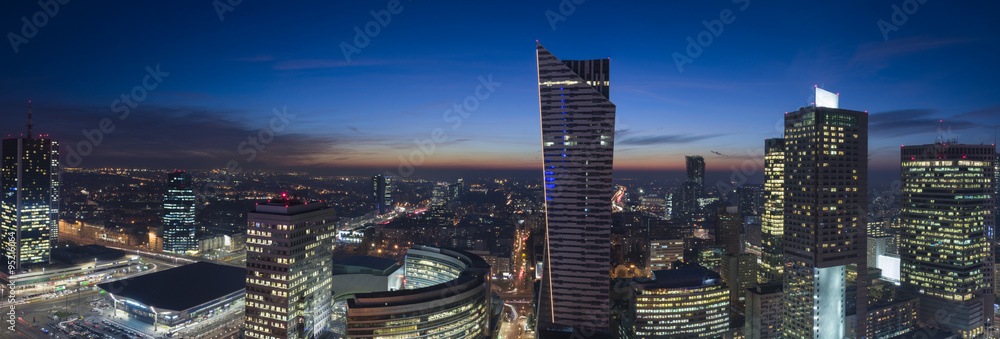 Naklejka premium Panorama śródmieścia Warszawy w nocy