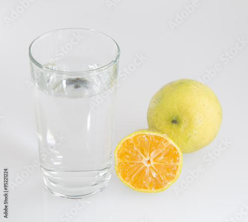 Vaso de agua y limón.