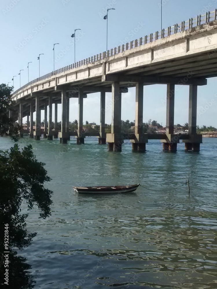Ponte e barquinho no rio