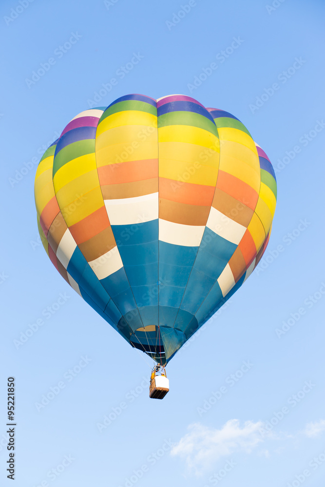 Obraz premium Hot air balloon with blue sky background