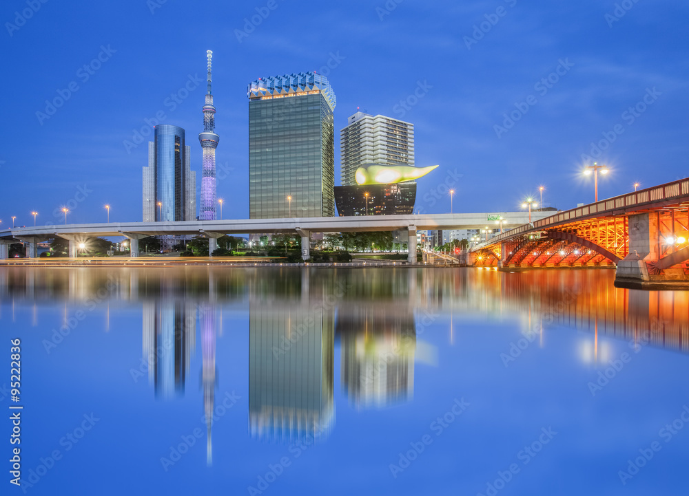 Naklejka premium Tokyo Sumida river view with high building and Tokyo Skytree in evening