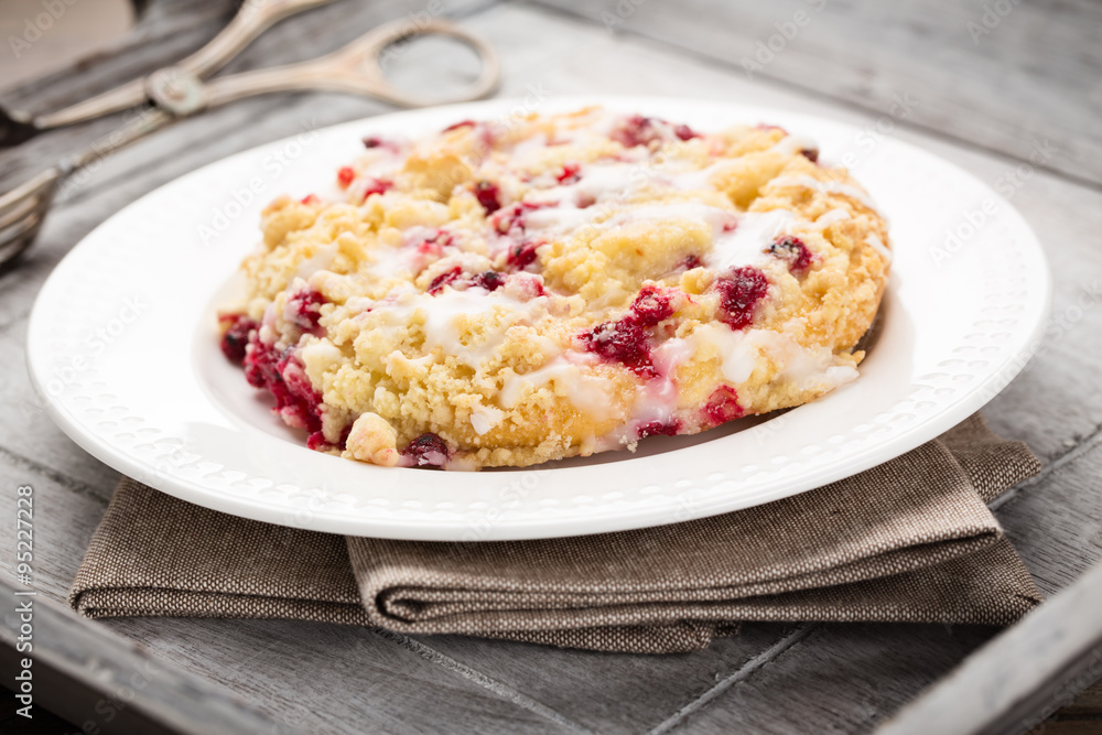 Johannisbeerstreusel - crumble cake with red currants