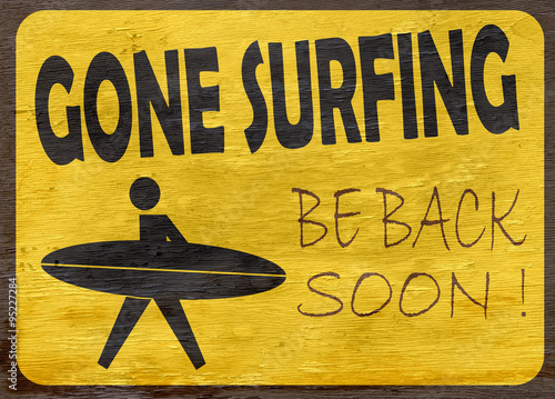 Valokuva gone surfing sign on wood grain texture