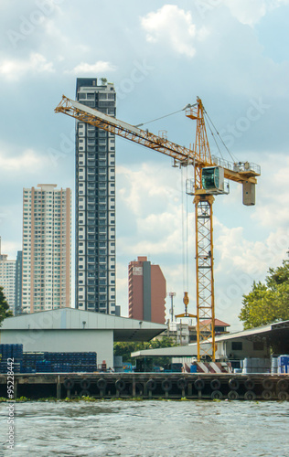 Lifting cranes for construction