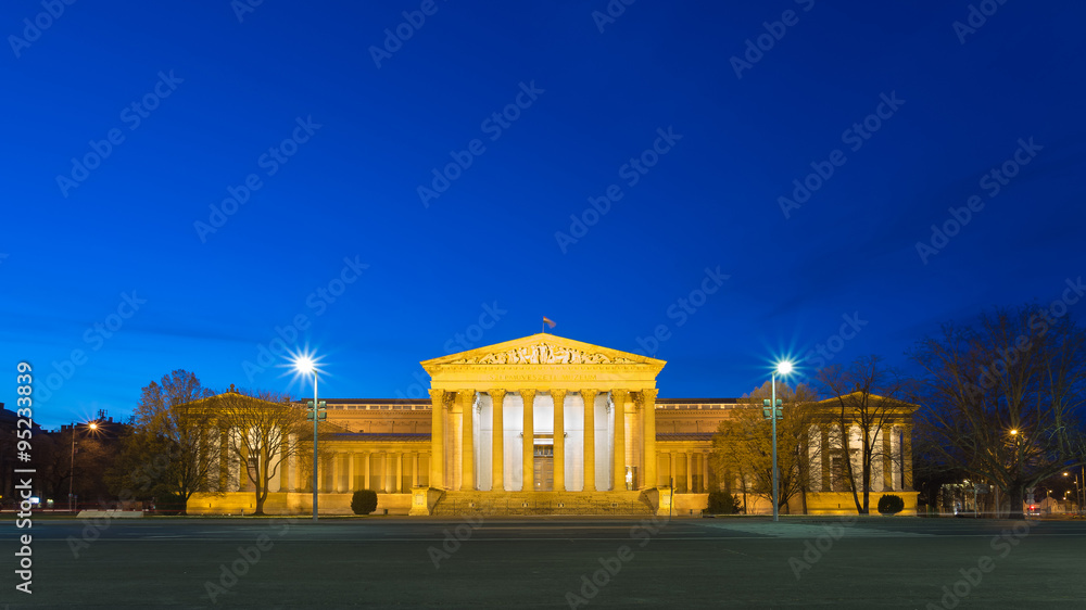 Obraz premium Museum of Fine Arts at blue hour - Budapest, Hungary
