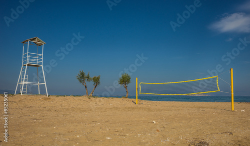 Fotografía Volleyball tower and net on sandy beach