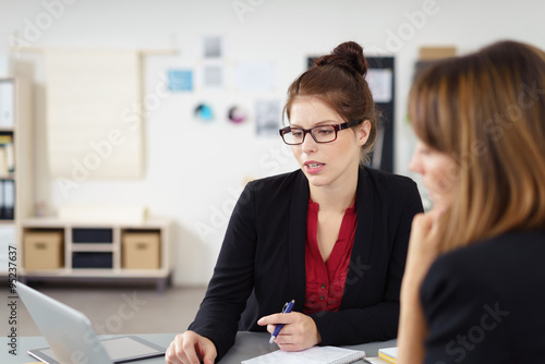 Photos frauen im büro besprechen ein projekt