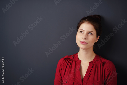 frau schaut nachdenklich nach oben photo