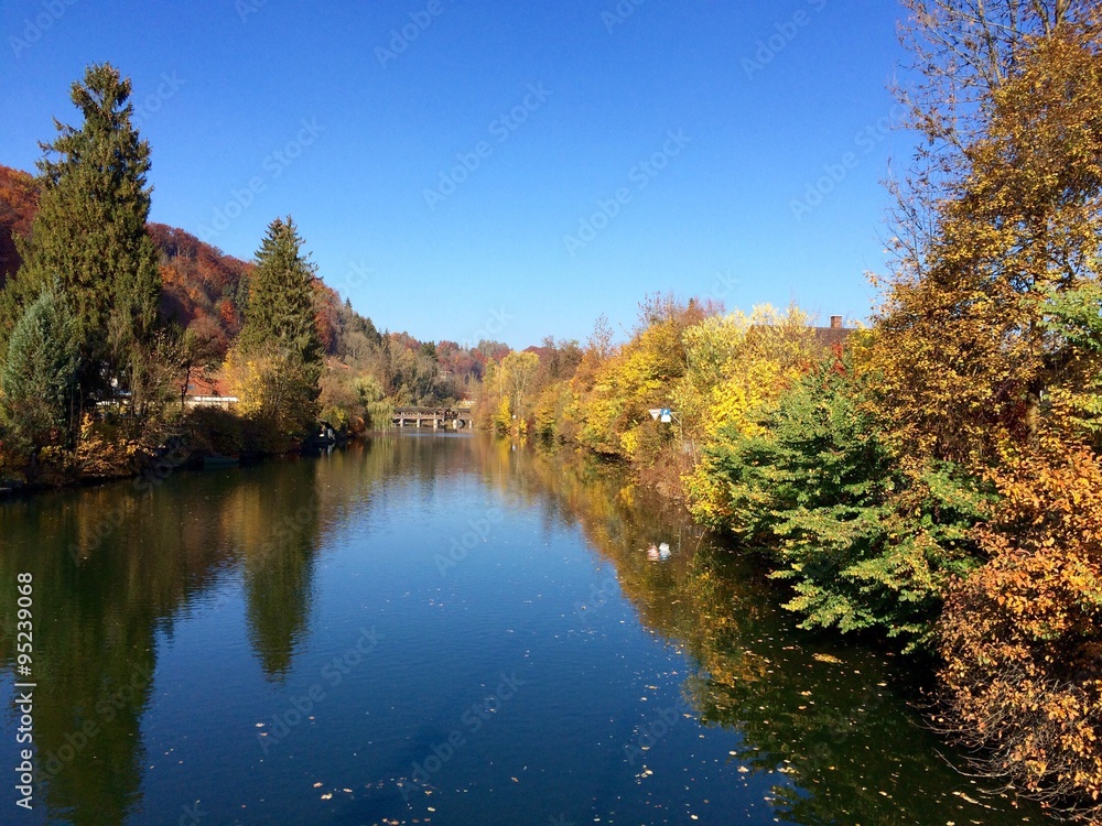 Fototapeta premium Loisach mit Kastenmühlwehr