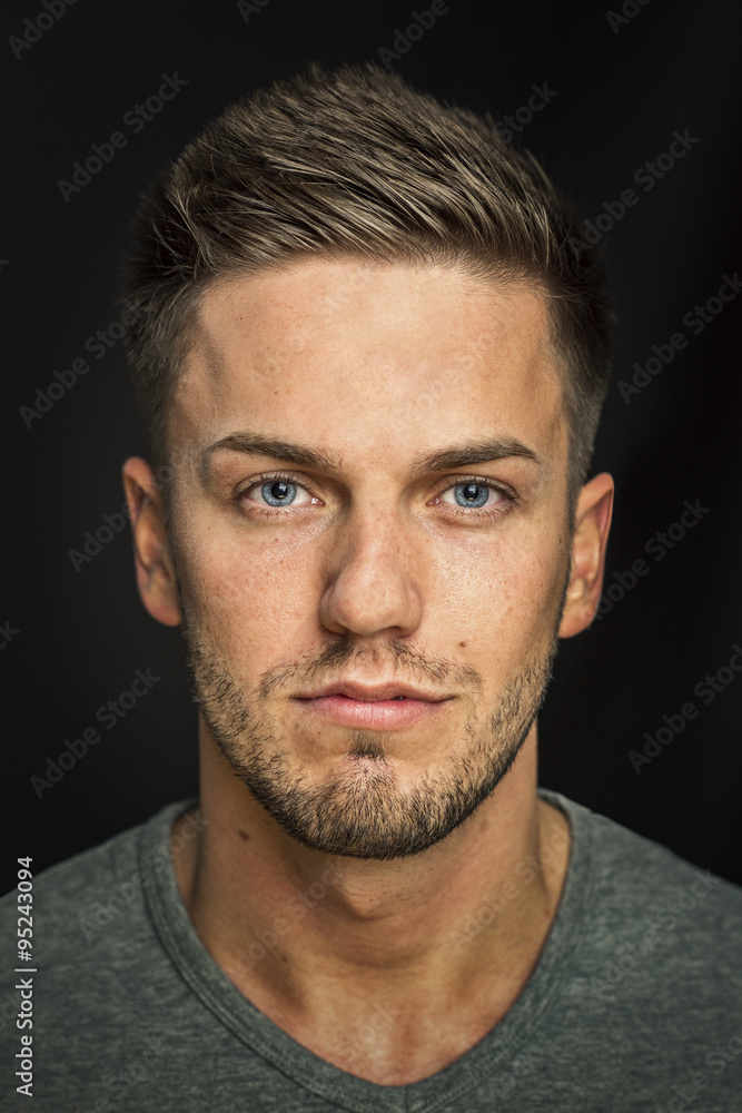 Obraz premium Männergesicht mit blauen Augen und dreitage Bart