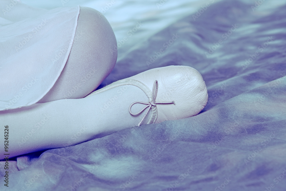 Obraz premium Little girl with pointe shoes