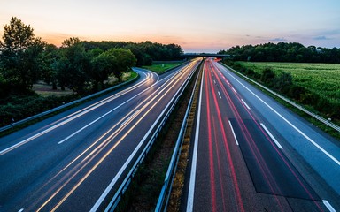 Papier peint photo Autoroute de nuit Coucher de soleil autoroute allemande  © shantihesse