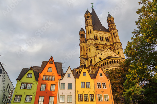 historische Häuser mit Kirche Groß St. Martin in der Altstadt von Köln, Deutschland