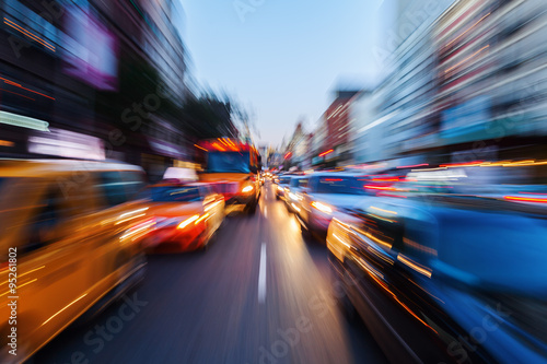 Bild mit kreativem Zoomeffekt vom nächtlichen Straßenverkehr in der Großstadt © Christian Müller