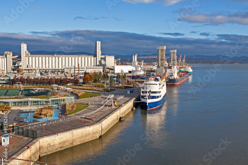 Frachtschiffe im Hafen von Quebec