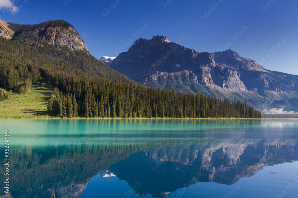 Obraz premium Beautiful emerald lake in the morning light