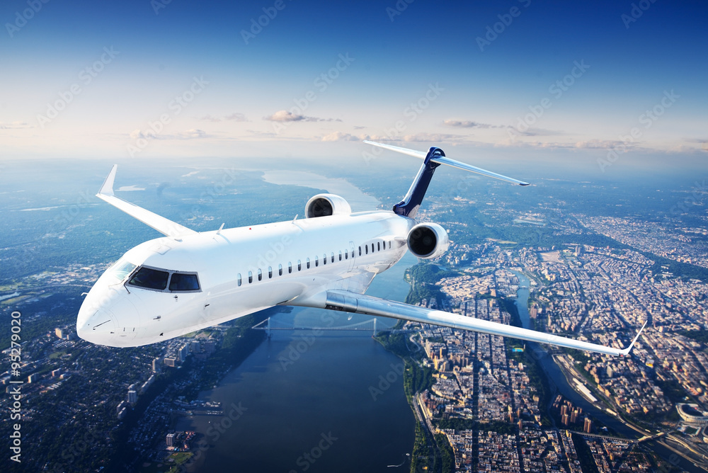 Fototapeta premium Prywatny samolot odrzutowy na niebieskim niebie