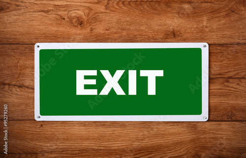 cartello exit sulla parete di legno