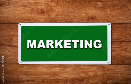 cartello marketing sulla parete di legno