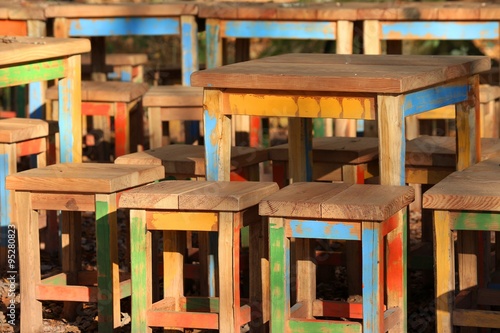 Bancs de bois de couleurs © Patrick J.
