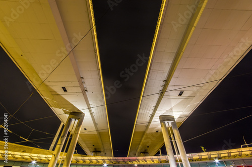 Städtische Brücke bei Nacht