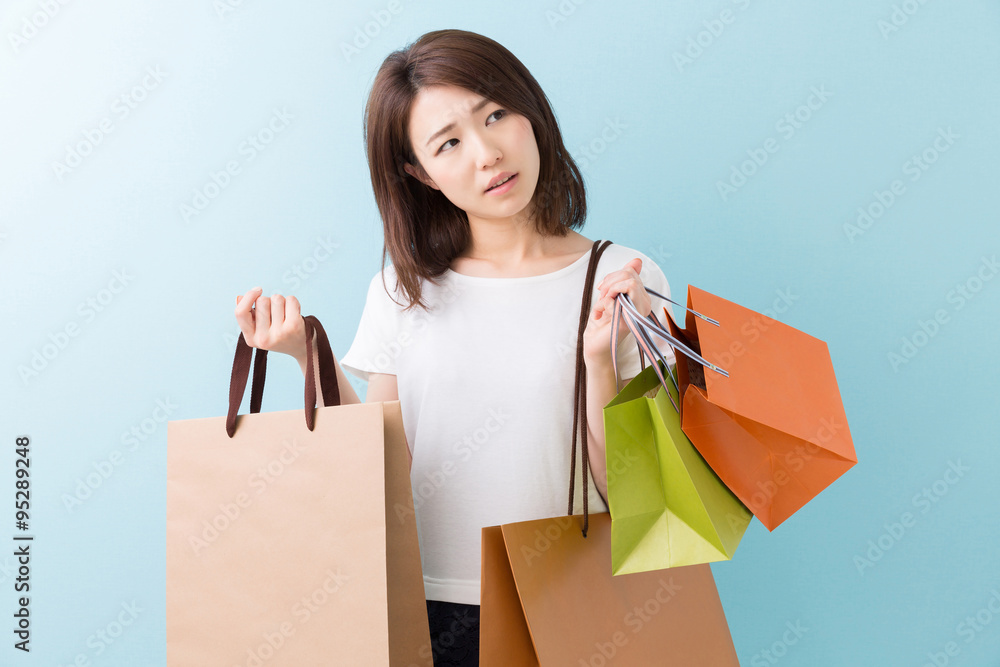 買い物をする女性　考える