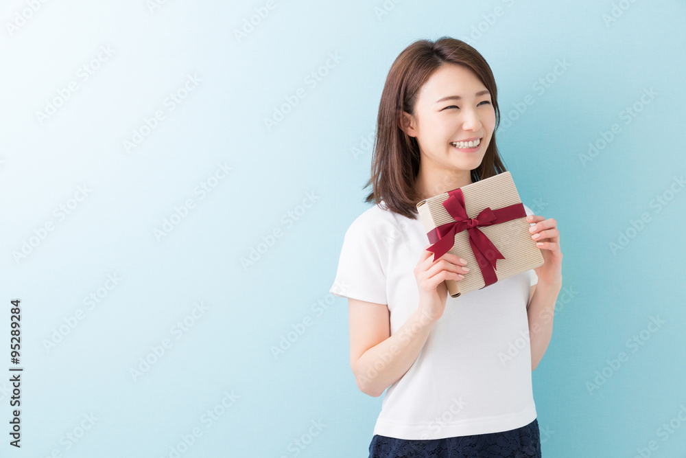 プレゼントを持つ女性 笑顔 プレゼントを持つ女性 笑顔