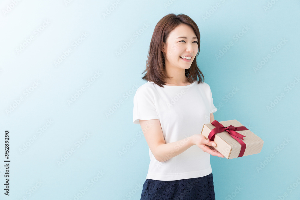 プレゼントを持つ女性 笑顔 プレゼントを持つ女性 笑顔