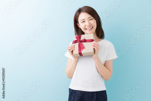 プレゼントを持つ女性　笑顔 © miya227