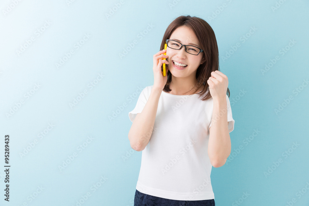 電話をする女性 電話をする女性